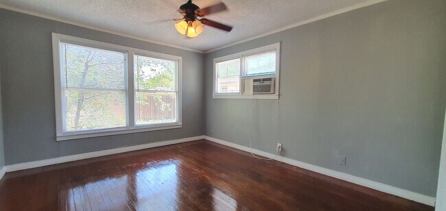 Building Photo - AFFORDABLE and Spacious 2 bedroom 1 bath Home AVAILABLE NOW