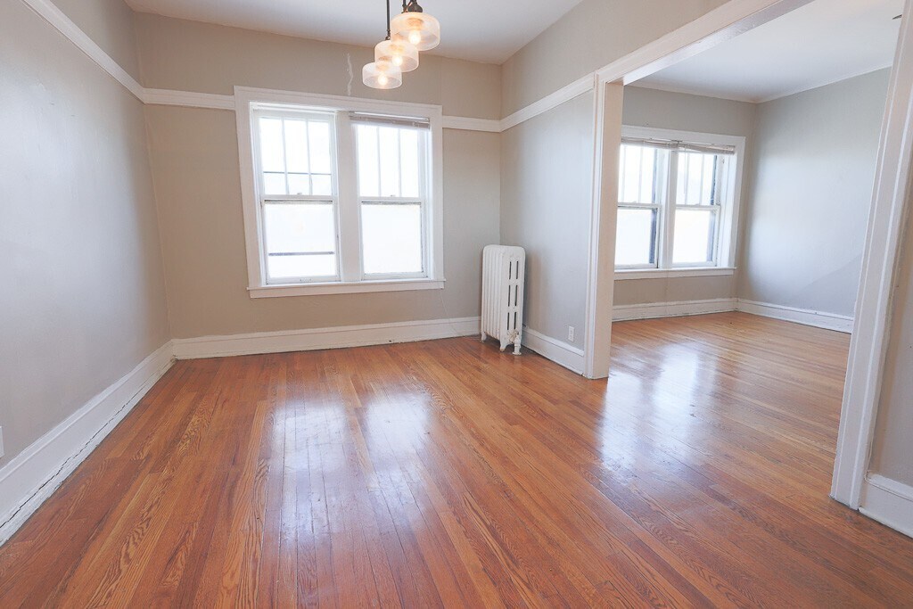 Building Photo - 621 W Cornelia Ave