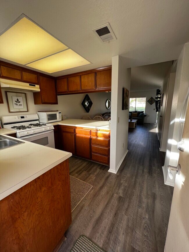 Building Photo - 406 Tava Ln