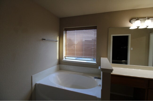 Building Photo - 1405 Meadowlark Ln