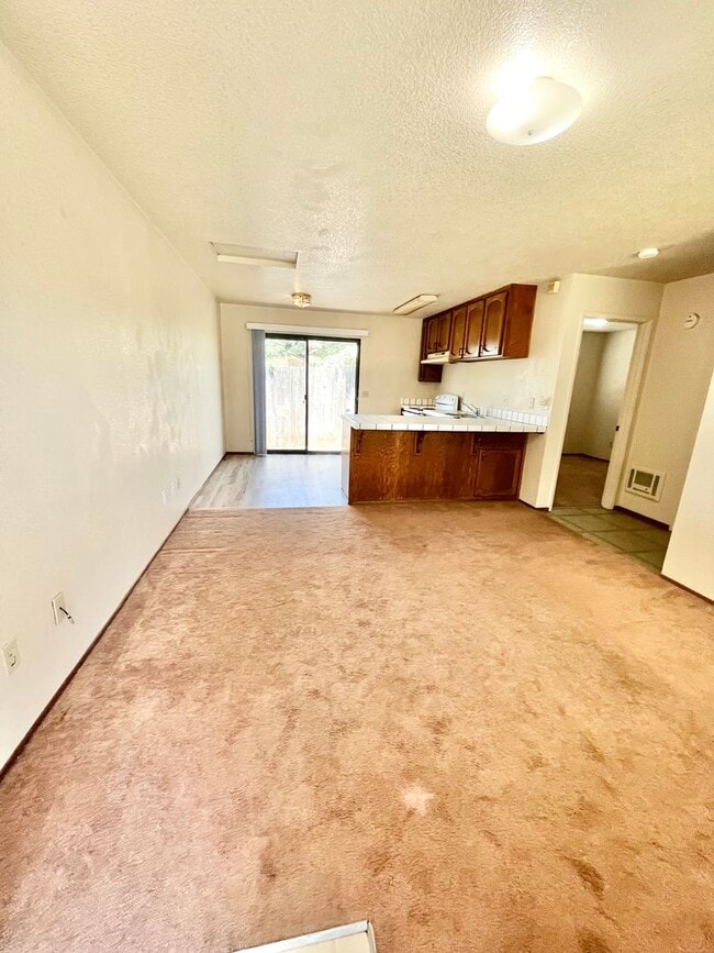 Building Photo - MUST SEE!! One Bedroom One Bath Duplex In ...
