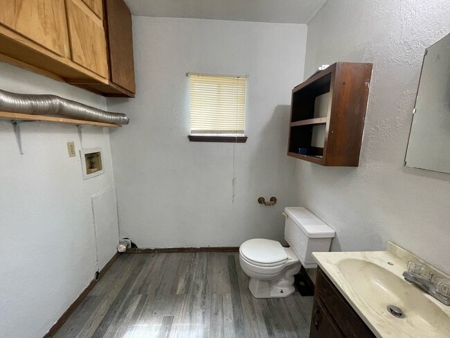 Building Photo - 3 Bedroom Midwest City Home!