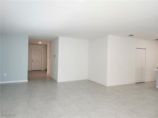 Building Photo - 413 SE 13th Pl