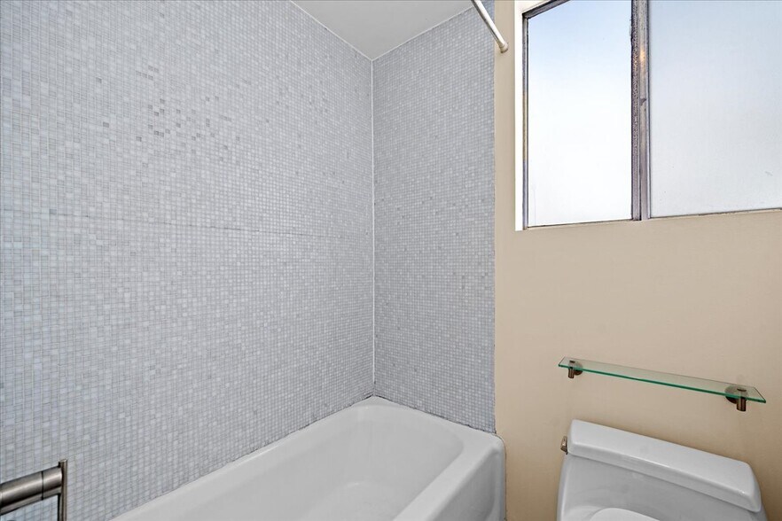 Building Photo - 8530 Holloway Dr