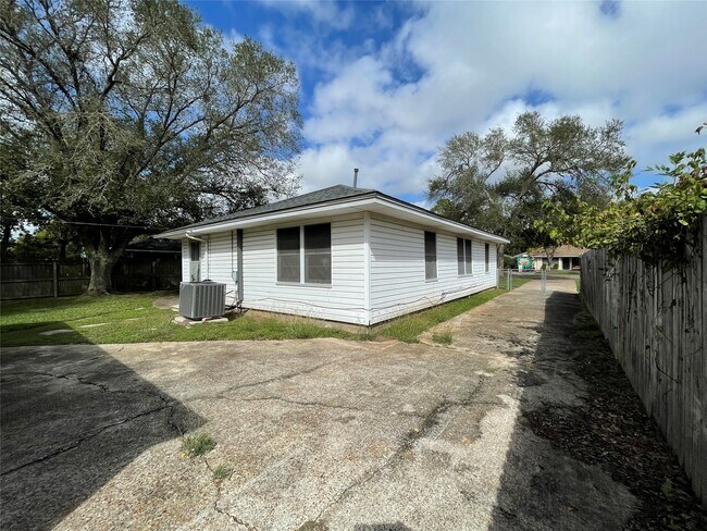 Building Photo - 140 Laurel St