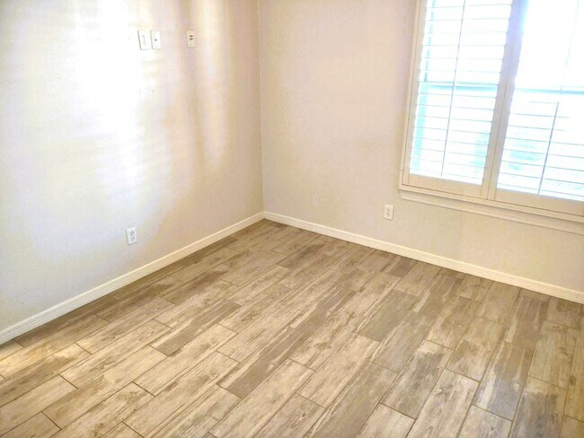 Building Photo - Immaculate Single Level Eastside Home With Refrigerated Air Located In Quiet Neighborhood