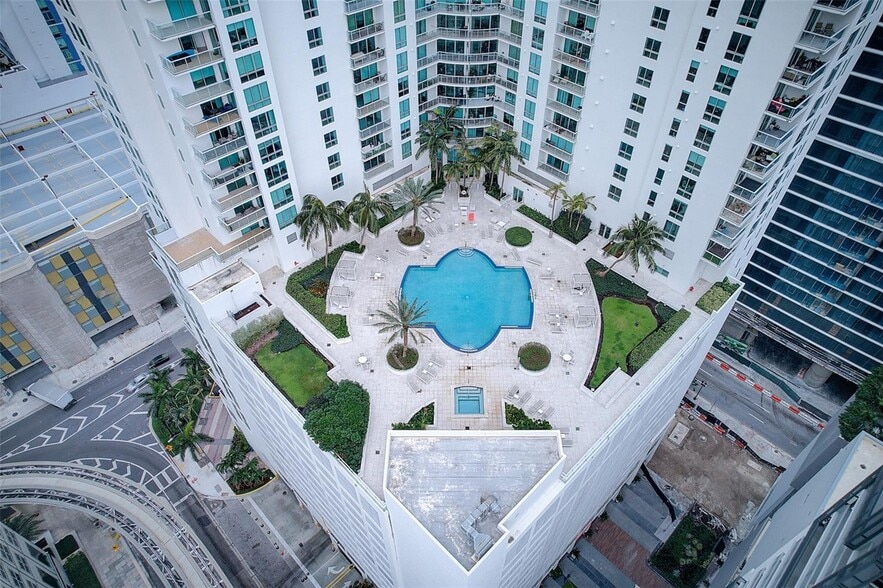 Building Photo - 300 S Biscayne Blvd