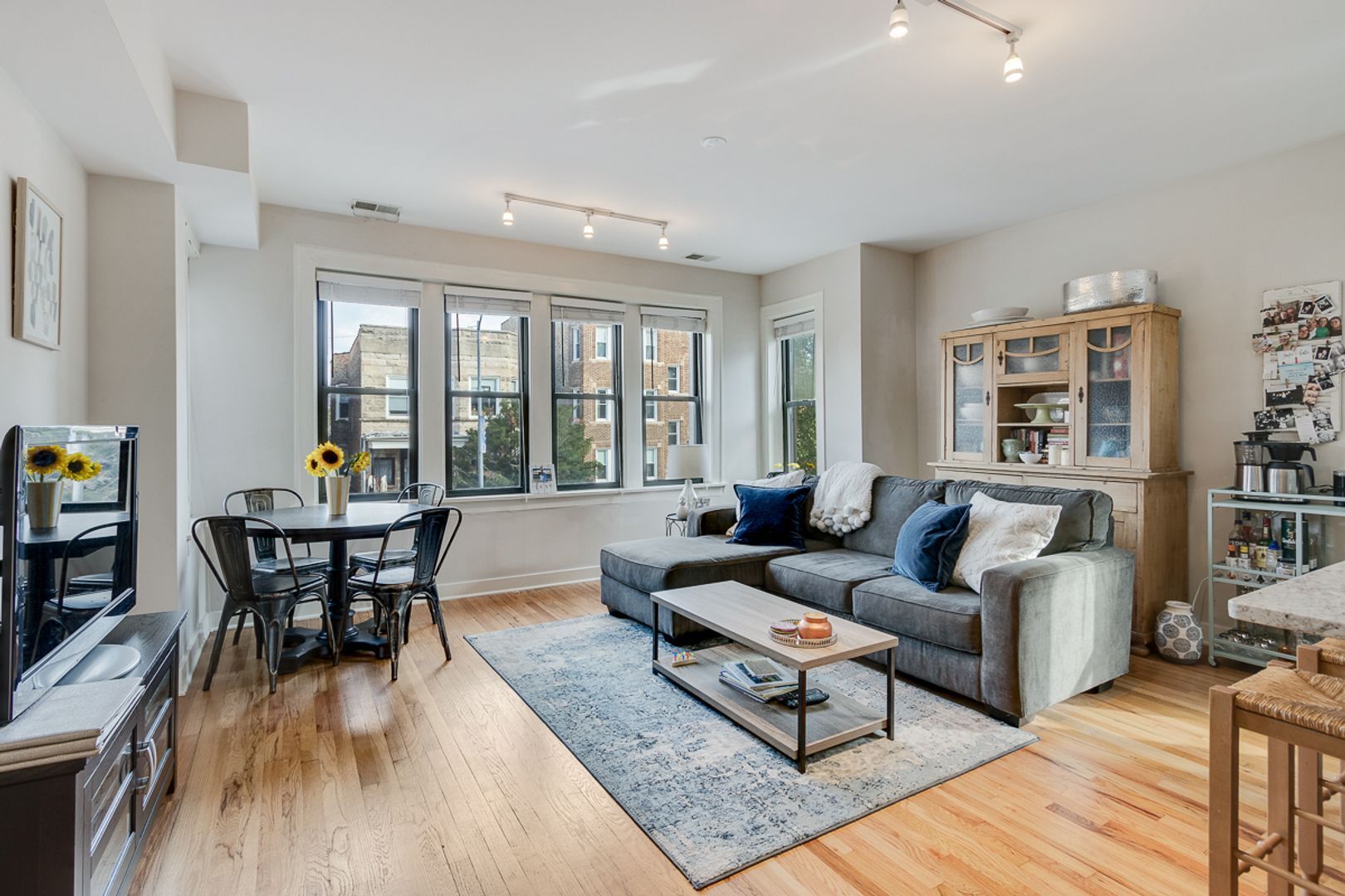 Building Photo - 2229 W Wilson Ave