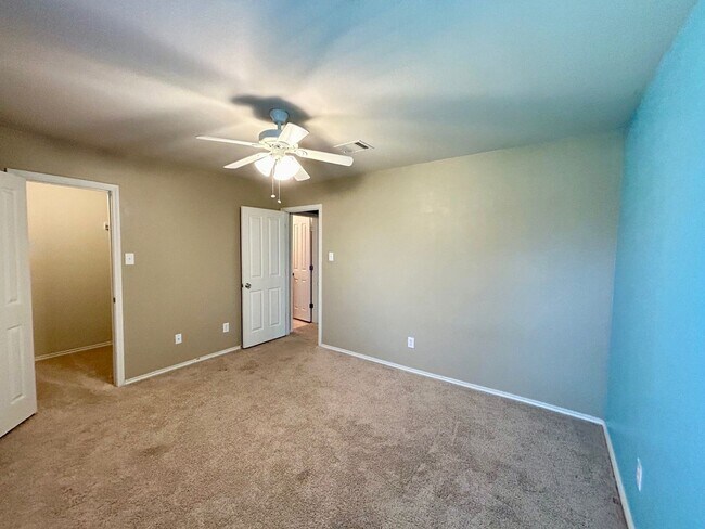 Building Photo - BEAUTIFUL 4 BR/2BTH HOUSE LOCATED IN CIBOL...