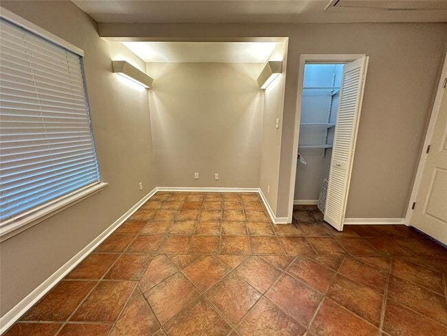 Building Photo - 4005 Nenana Dr