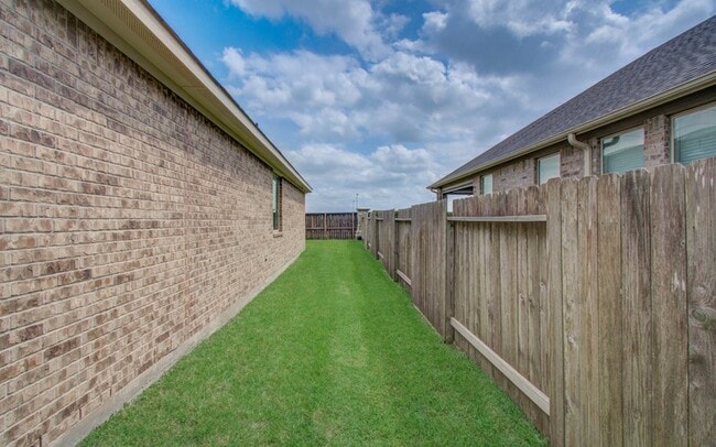 Building Photo - 7610 River Pass Dr