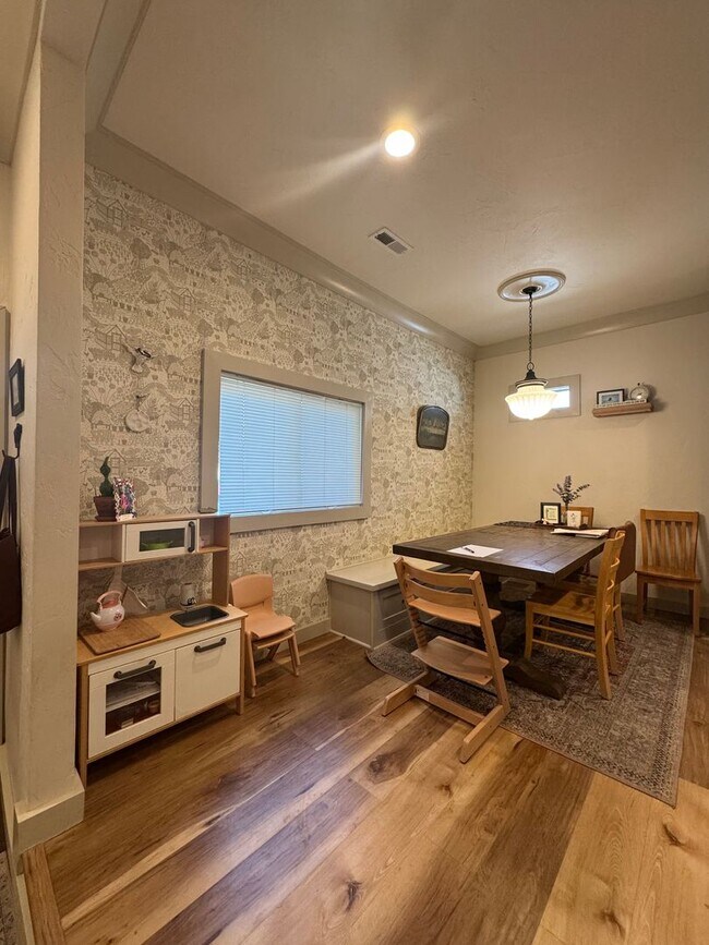 Building Photo - Updated 3 Bed/ 2 Bath Rental
