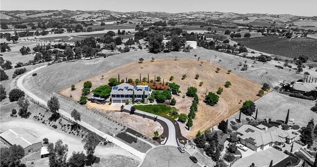 Building Photo - Custom Executive 4bd/3bath home on 2 acres...