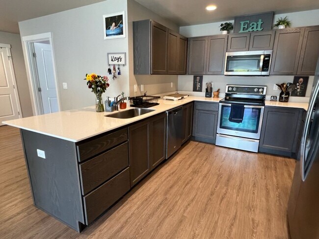 Building Photo - 3 bed/2 bath rambler style home! Double ga...