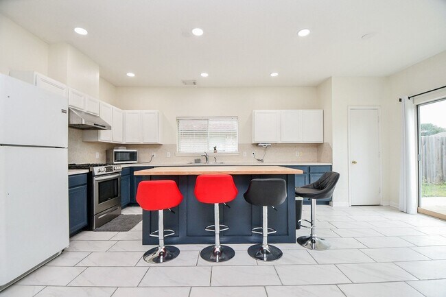 Building Photo - 9641 Weldridge Dr