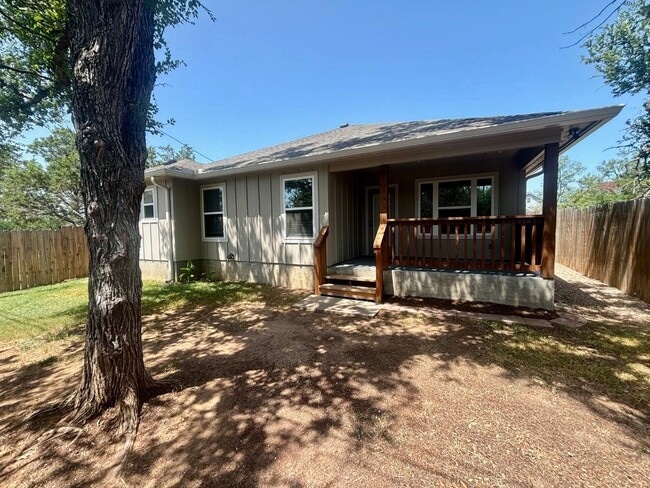 Building Photo - 713 Maple Ln