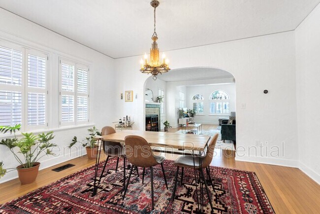 Building Photo - 732 Edgewater Dr