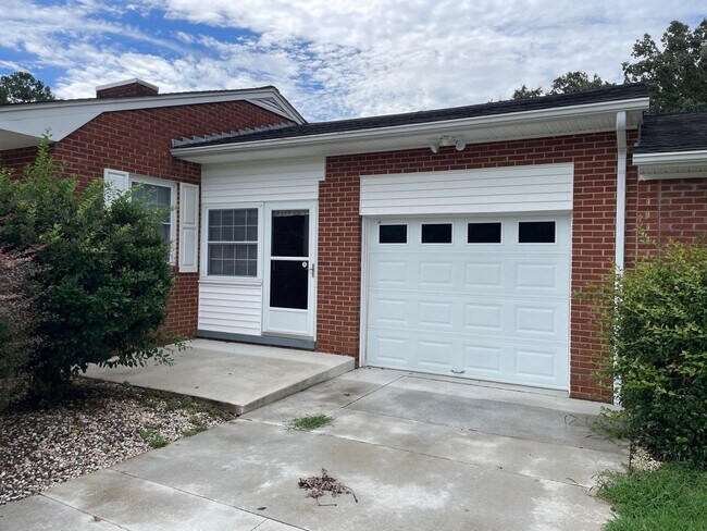 Building Photo - Beautiful 2 Bed, 1 Bath Brick Home in coun...