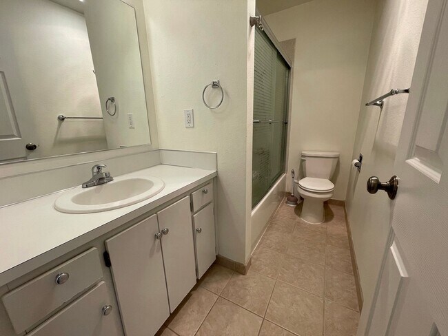 Building Photo - Application Pending - 2 Bedroom Condo for Rent - Hood River