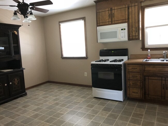 Building Photo - AVAILABLE 7/18/2025 - 4 bedroom house in P...