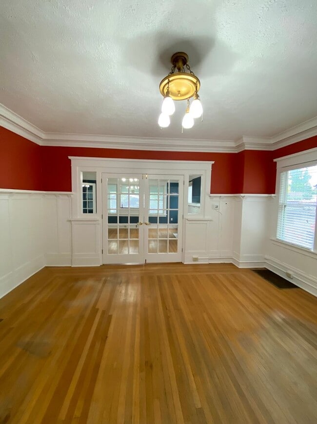 Building Photo - Beautiful Craftsman on Broadway with Live-...