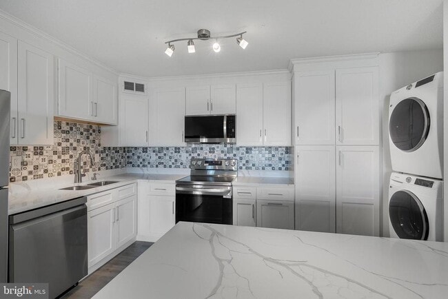 Building Photo - 307 Yoakum Pkwy