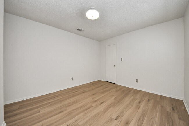 Building Photo - 6230 Grandvale Dr