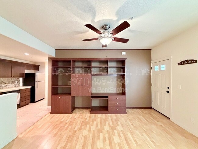 Building Photo - 657 NE Garswood Ln