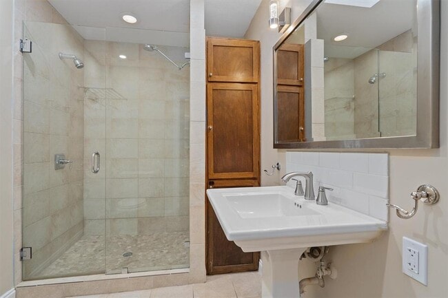 Building Photo - 400 E Monroe St