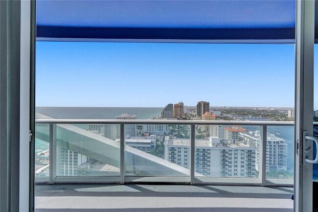 Building Photo - 3101 Bayshore Dr