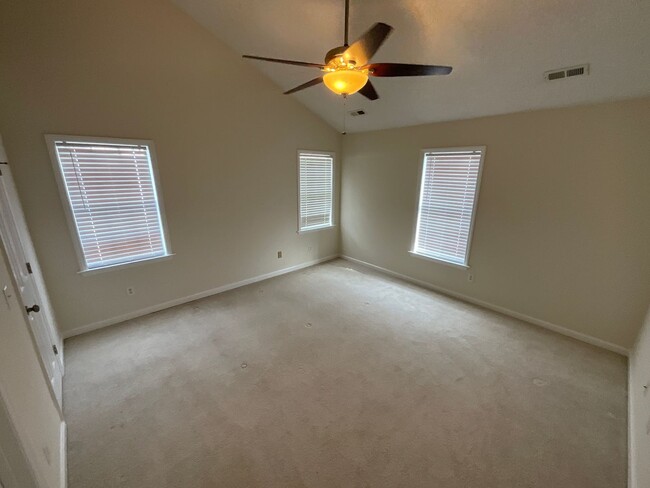 Building Photo - Beautiful 3 bed, 2.5 bath + Bonus room Loc...