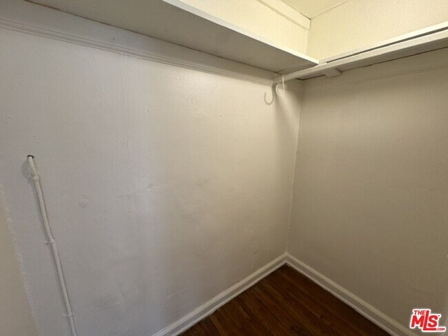 Building Photo - 942 Havenhurst Dr