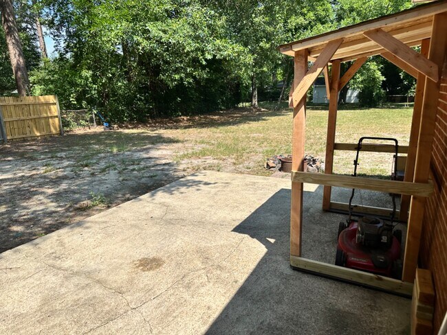 Building Photo - 4018 Dellwood Dr