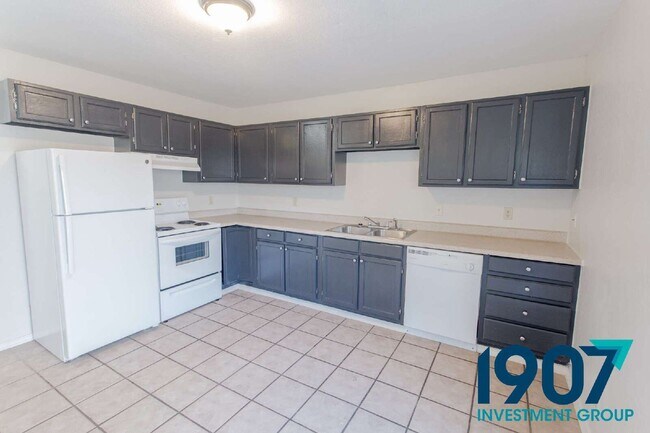 Building Photo - 611 Sinclair Dr