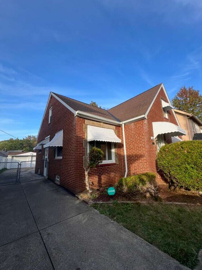 Building Photo - A Single family home with Garage in Garfield Heights