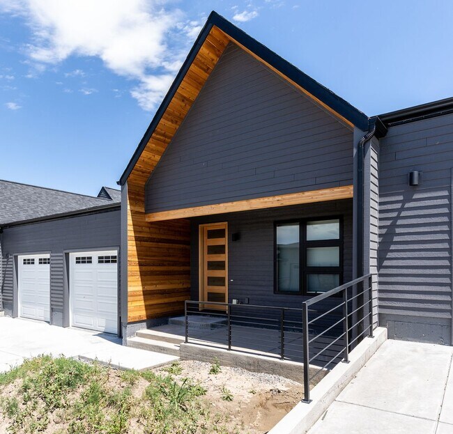 Building Photo - Beautiful Newer Condo near Monforton School