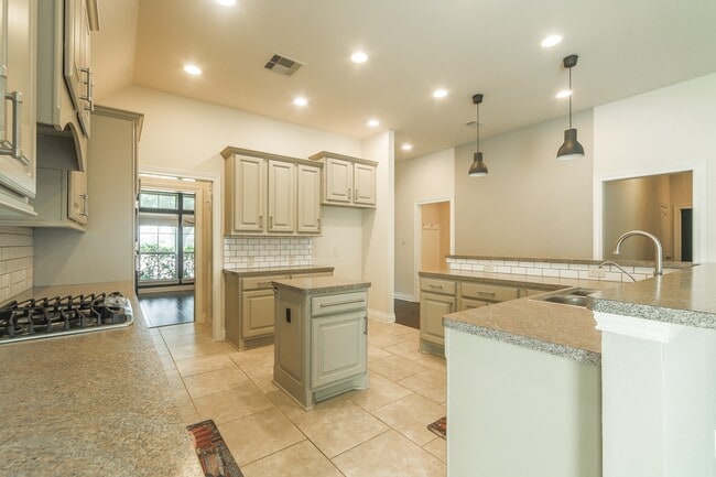 Building Photo - 13803 Royal Ridge Dr