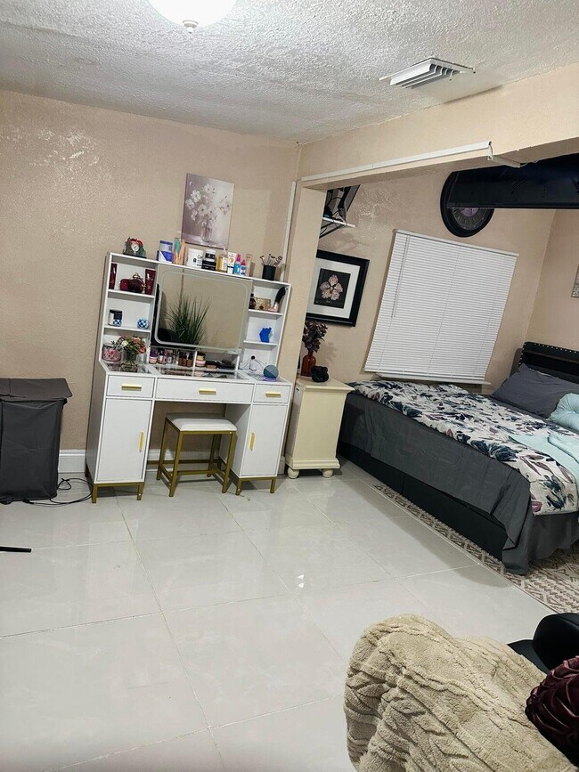 Building Photo - 833 Briggs St