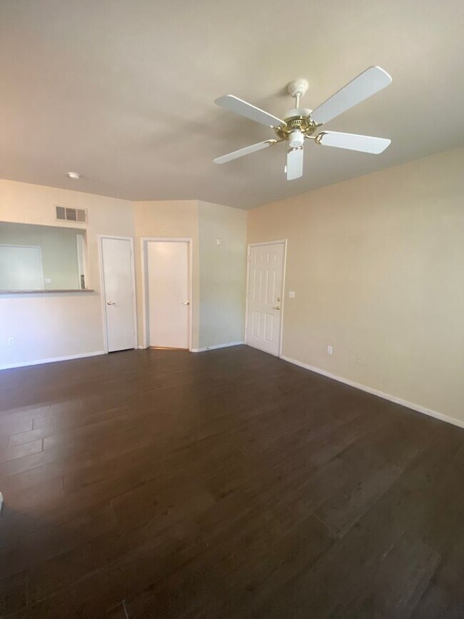 Building Photo - Beautiful unfurnished 2 bedroom in the Sou...
