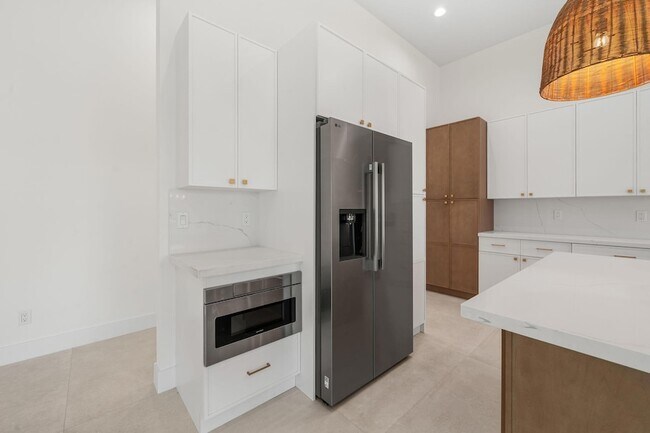 Building Photo - 632 SE Seahouse Dr