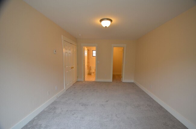 Building Photo - Oak Street Duplex