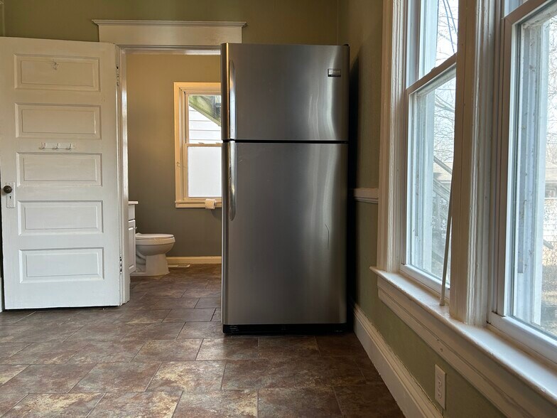 Building Photo - 503 W Allen St