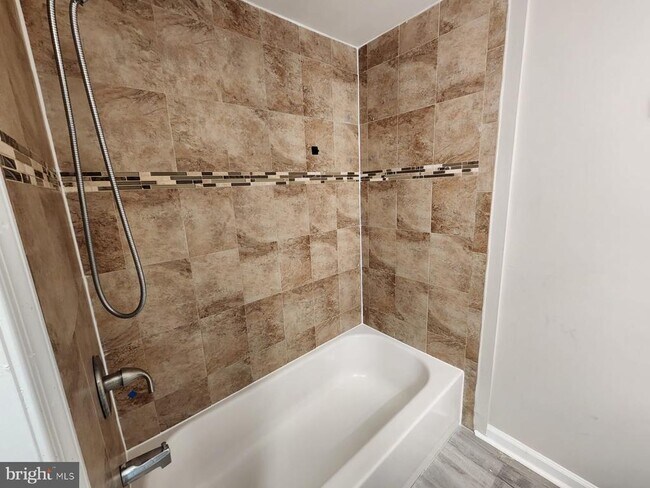 Building Photo - 5625 Reardon Ln