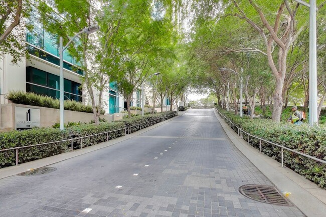 Building Photo - Luxury High-Rise Living | Stunning Bay Bridge Views from the 31st Floor