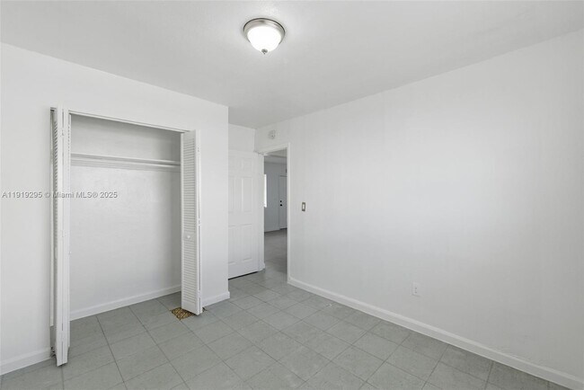 Building Photo - 126 SW 18th Ave