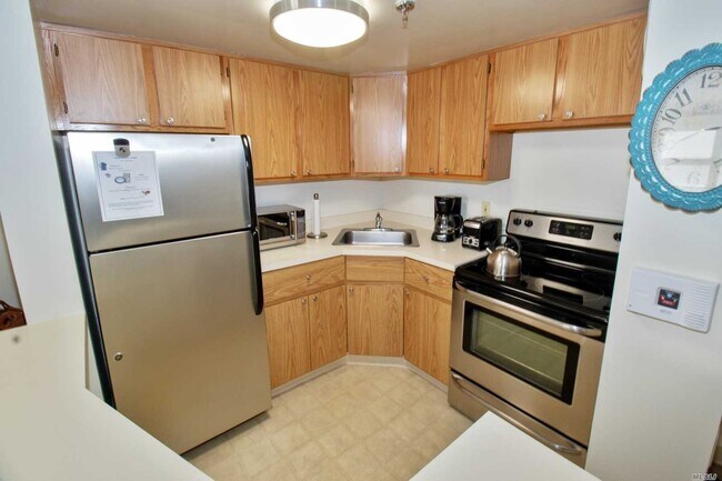 Building Photo - 565 Albany Ave