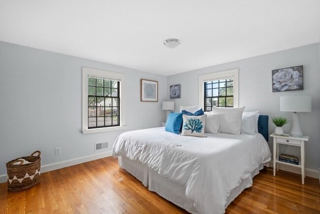 Building Photo - 24 Hereford Rd