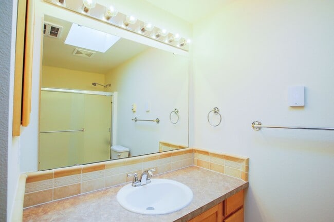 Building Photo - Lovely Mid-Island Home Available August 19th!