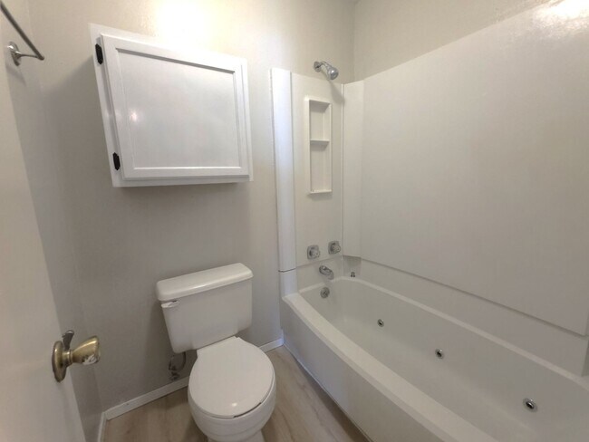 Building Photo - Get ready to fall in love with comfortable, carefree living at Courtyard Condominiums in Tyler, TX!