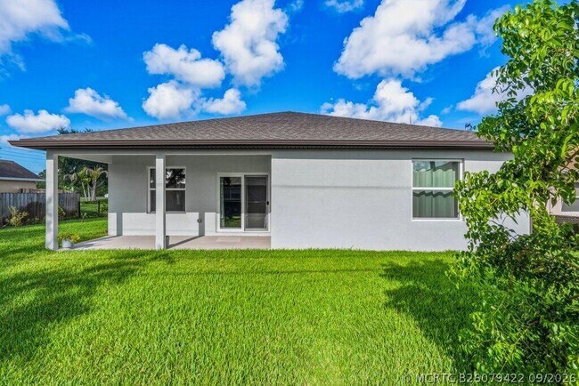 Building Photo - 226 SW Milburn Cir